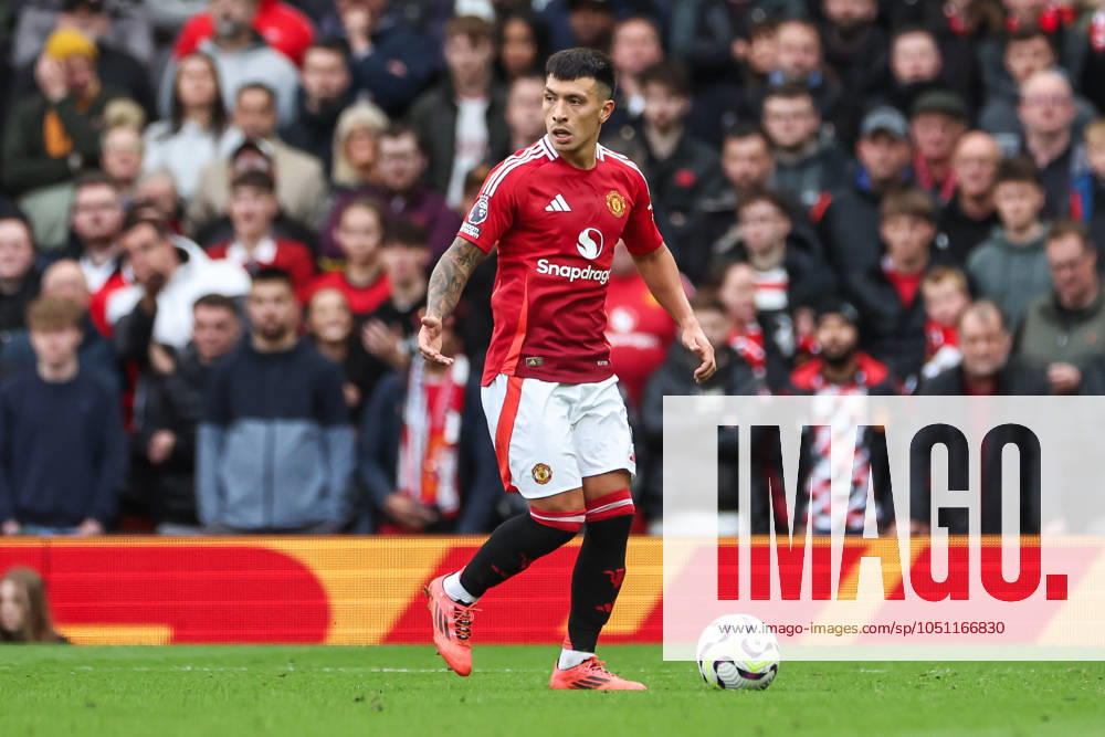 Premier League Manchester United, ManU v Tottenham Hotspur Lisandro Martinez of Manchester United during the Premier League match Manchester United vs Tottenham Hotspur at Old Trafford, Manchester, United Kingdom, 29th September 2024 (Photo by Mark Cosgrove News Images)