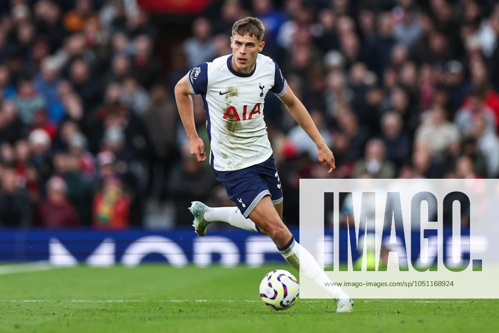 Premier League Manchester United, ManU v Tottenham Hotspur Micky van de Ven of Tottenham Hotspur makes a break with the ball during the Premier League match Manchester United vs Tottenham Hotspur at Old Trafford, Manchester, United Kingdom, 29th September 2024 (Photo by Mark Cosgrove News Images)
