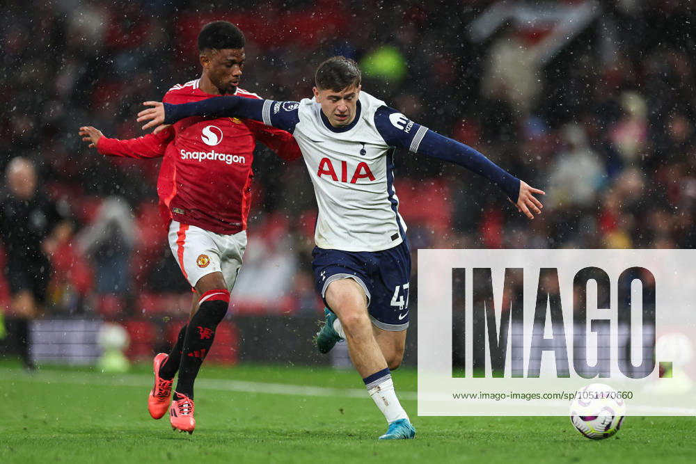 Premier League Manchester United, ManU v Tottenham Hotspur Mikey Moore of Tottenham Hotspur holds off Amad Diallo of Manchester United during the Premier League match Manchester United vs Tottenham Hotspur at Old Trafford, Manchester, United Kingdom, 29th September 2024 (Photo by Mark Cosgrove News Images)