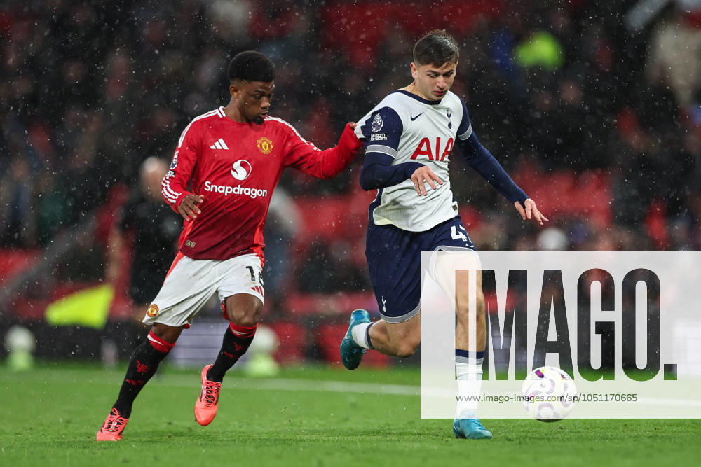 Premier League Manchester United, ManU v Tottenham Hotspur Mikey Moore of Tottenham Hotspur holds off Amad Diallo of Manchester United during the Premier League match Manchester United vs Tottenham Hotspur at Old Trafford, Manchester, United Kingdom, 29th September 2024 (Photo by Mark Cosgrove News Images)