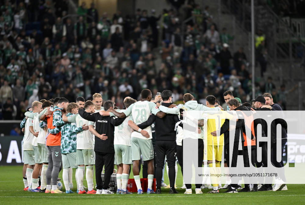 Nach Spielende: Schlussjubel, Freude, Glueck, Jubel Werder Bremen Teambuilding, Kreis der Mannschaft TSG 1899 Hoffenheim vs SV Werder Bremen SVW 29.09.2024 TSG Hoffenheim spielt in Sondertrikot 125 Jahre DFL REGULATIONS PROHIBIT ANY USE OF PHOTOGRAPHS AS IMAGE SEQUENCES AND OR QUASI-VIDEO TSG 1899 Hoffenheim vs SV Werder Bremen SVW