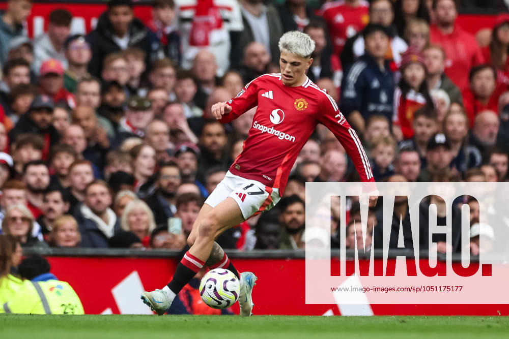 Premier League Manchester United, ManU v Tottenham Hotspur Alejandro Garnacho of Manchester United makes a break with the ball during the Premier League match Manchester United vs Tottenham Hotspur at Old Trafford, Manchester, United Kingdom, 29th September 2024 (Photo by Mark Cosgrove News Images)