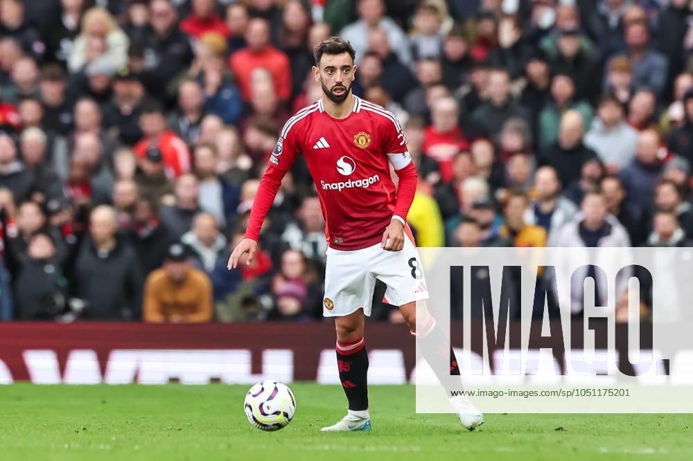 Premier League Manchester United, ManU v Tottenham Hotspur Bruno Fernandes of Manchester United in action during the Premier League match Manchester United vs Tottenham Hotspur at Old Trafford, Manchester, United Kingdom, 29th September 2024 (Photo by Mark Cosgrove News Images)