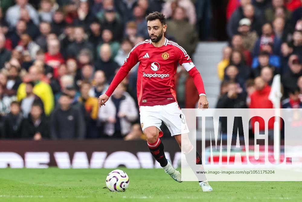 Premier League Manchester United, ManU v Tottenham Hotspur Bruno Fernandes of Manchester United makes a break with the ball during the Premier League match Manchester United vs Tottenham Hotspur at Old Trafford, Manchester, United Kingdom, 29th September 2024 (Photo by Mark Cosgrove News Images)