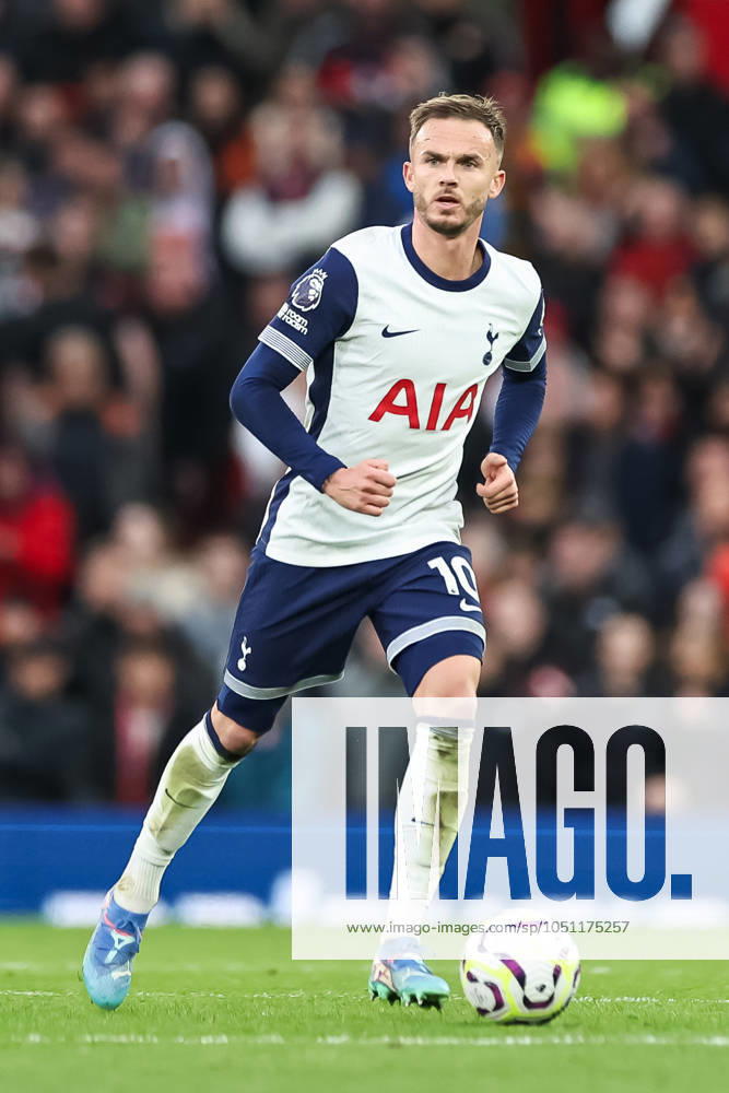 Premier League Manchester United, ManU v Tottenham Hotspur James Maddison of Tottenham Hotspur makes a break with the ball during the Premier League match Manchester United vs Tottenham Hotspur at Old Trafford, Manchester, United Kingdom, 29th September 2024 (Photo by Mark Cosgrove News Images)