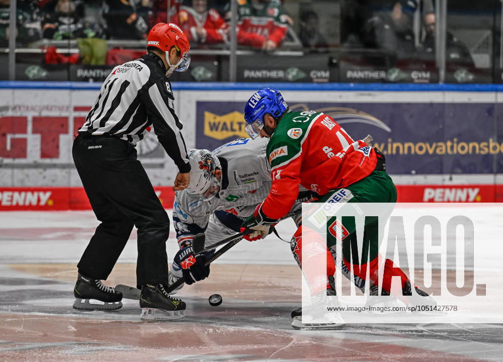 Linesperson David Tschirner fuehrt ein Bully aus zwischen Eric Cornel (Iserlohn Roosters, 18) und Jason Bast (Augsburger Panther, 45). GER, Augsburger Panther gegen Iserlohn Roosters, Eishockey, DEL, 5. Spieltag, Saison 2024 2025, 02.10.2024. GER, Augsburger Panther gegen Iserlohn Roosters, Eishockey, DEL, 5. Spieltag, Saison 2024 2025, 02.10.2024. Augsburg
