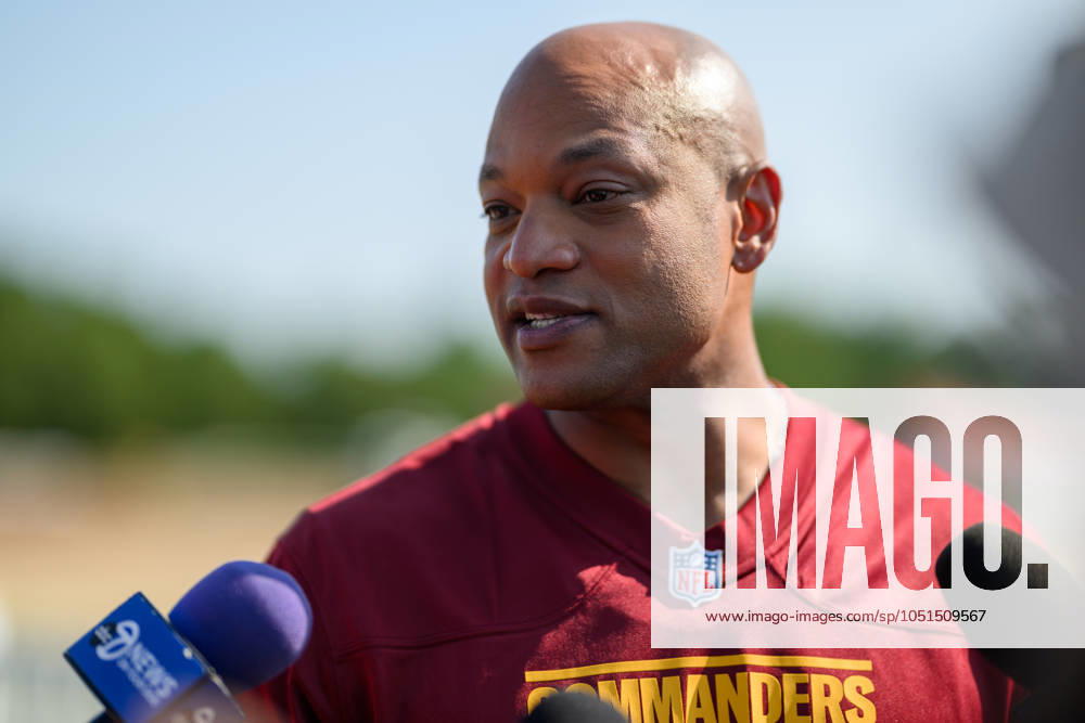 NFL, American Football Herren, USA 2024: Washington Commanders Training Camp JUL 28 July 28 2024: Governor of Maryland Wes Moore answers questions from reporters during the Washington Commanders training camp practice at the OrthoVirginia Training Center at Commanders Park in Ashburn, Va. Reggie Hildred CSM (Credit Image: Â Reggie Hildred Cal Media) Ashburn Va United States