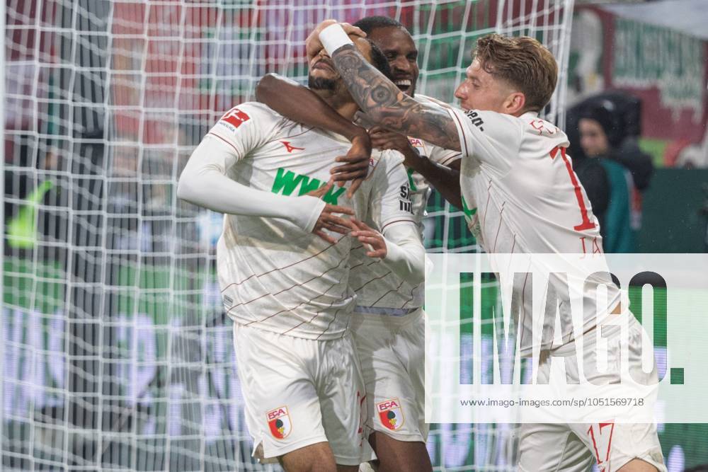 Torjubel, jubelt nach seinem Treffer zum 2:0 von Alexis Julian Claude-Maurice (FC Augsburg), Ogochukwu Frank Onyeka (FC Augsburg) und Kristijan Jakić (FC Augsburg) v-l, FC Augsburg vs. Borussia Moenchengladbach, Fussball, 1. Bundesliga, 06. Spieltag, 04.10.2024 DFB regulations prohibit any use of photographs as image sequences and or quasi-video Augsburg Bayern Deutschland