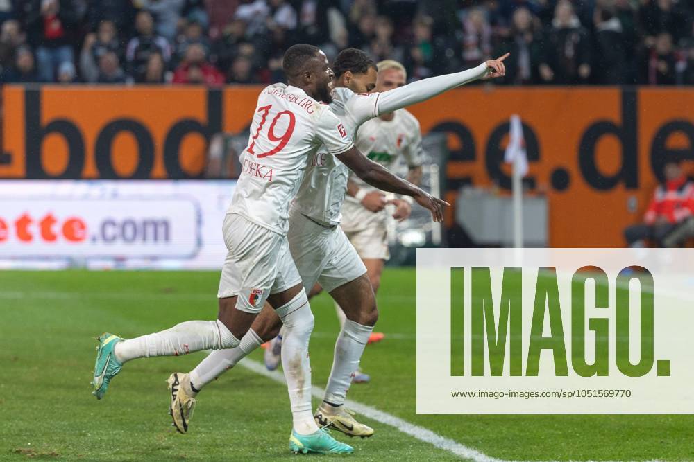 Torjubel, jubelt nach seinem Treffer zum 2:0 von Frank Onyeka (FC Augsburg) und Alexis Claude-Maurice (FC Augsburg) v-l, FC Augsburg vs. Borussia Moenchengladbach, Fussball, 1. Bundesliga, 06. Spieltag, 04.10.2024 DFB regulations prohibit any use of photographs as image sequences and or quasi-video Augsburg Bayern Deutschland