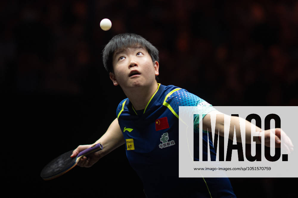 (241005) -- BEIJING, Oct. 5, 2024 -- Sun Yingsha serves during the women s singles semifinal match between Sun Yingsha of China and Fan Siqi of China at 2024 World Table tennis, Tischtennis (WTT) China Smash in Beijing, China, Oct. 5, 2024. ) (SP)CHINA-BEIJING-TABLE TENNIS-WTT-CHINA SMASH-WOMEN S SINGLES (CN) XiaoxYijiu