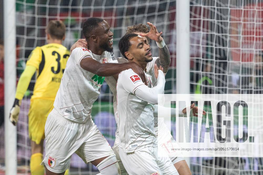 Torjubel, jubelt nach seinem Treffer zum 2:0 von Frank Onyeka (FC Augsburg) und Alexis Claude-Maurice (FC Augsburg) v-l, FC Augsburg vs. Borussia Moenchengladbach, Fussball, 1. Bundesliga, 06. Spieltag, 04.10.2024 DFB regulations prohibit any use of photographs as image sequences and or quasi-video Augsburg Bayern Deutschland