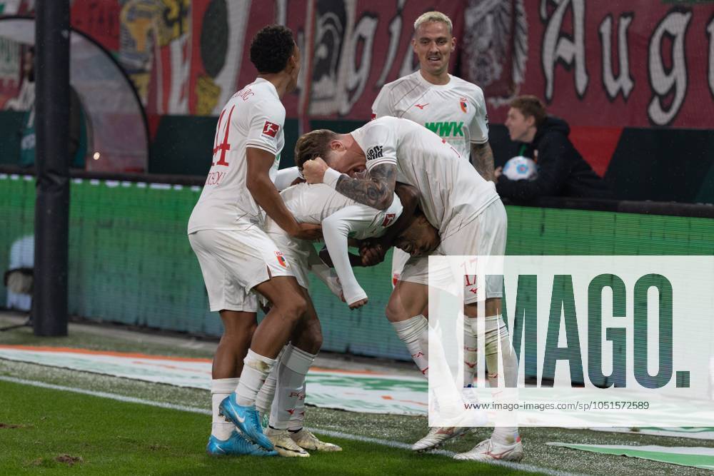 Torjubel, jubelt nach seinem Treffer zum 2:0 von Henri Koudossou (FC Augsburg), Torshuetze Alexis Julian Claude-Maurice (FC Augsburg), Kristijan Jakić (FC Augsburg) und Philip Tietz (FC Augsburg) v-l, FC Augsburg vs. Borussia Moenchengladbach, Fussball, 1. Bundesliga, 06. Spieltag, 04.10.2024 DFB regulations prohibit any use of photographs as image sequences and or quasi-video Augsburg Bayern Deutschland