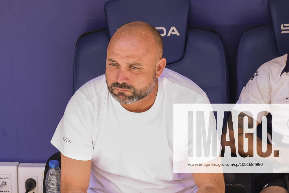 Manolo Gonzalez, head coach of RCD Espanyol, looks on during the Spanish league, La Liga EA Sports, football match played between RCD Espanyol and RCD Mallorca at RCDE Stadium on October 05, 2024 in Barcelona, Spain. Cornella SPAIN - ZUMAa181 20241005_zaa_a181_008