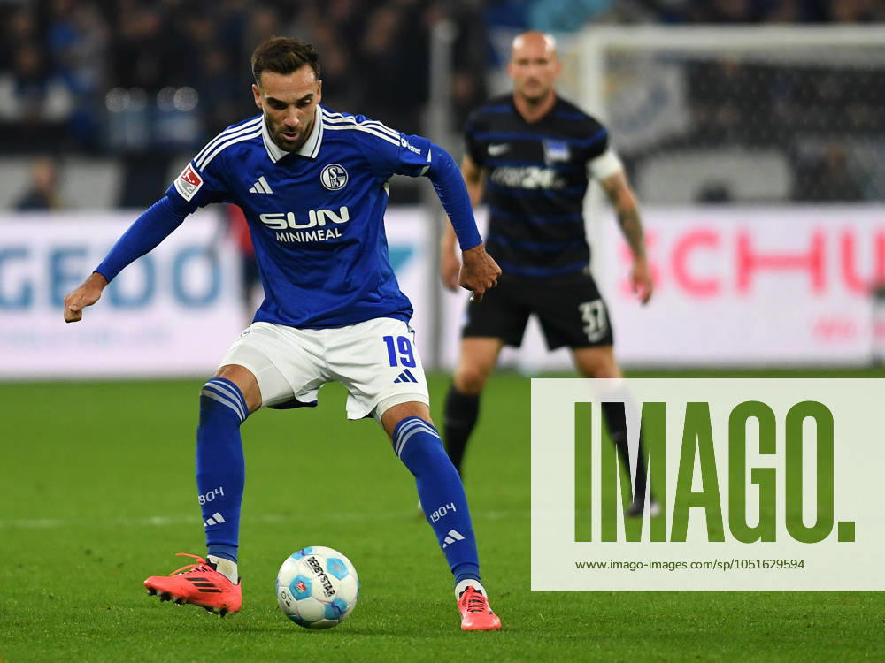 Kenan Karaman (FC Schalke 04) in Aktion, am Ball, Einzelaktion waehrend des Spiels der 2. Bundesliga zwischen FC Schalke 04 und Hertha BSC Berlin in der Veltins-Arena am 05. October 2024 in Gelsenkirchen, Deutschland. (Foto von Ralf Treese DeFodi Images) +++ Kenan Karaman (FC Schalke 04) controls the ball during the 2. Bundesliga match between FC Schalke 04 and Hertha BSC at Veltins-Arena on October 5, 2024 in Gelsenkirchen, Germany. (Photo by Ralf Treese DeFodi Images) DFB DFL REGULATIONS PROHIBIT ANY USE OF PHOTOGRAPHS AS IMAGE SEQUENCES AND OR QUASI-VIDEO. Defodi-521_S04BSC20241005_032