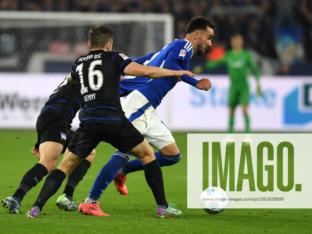 Kenan Karaman (FC Schalke 04) in Aktion, am Ball, Einzelaktion waehrend des Spiels der 2. Bundesliga zwischen FC Schalke 04 und Hertha BSC Berlin in der Veltins-Arena am 05. October 2024 in Gelsenkirchen, Deutschland. (Foto von Ralf Treese DeFodi Images) +++ Kenan Karaman (FC Schalke 04) controls the ball during the 2. Bundesliga match between FC Schalke 04 and Hertha BSC at Veltins-Arena on October 5, 2024 in Gelsenkirchen, Germany. (Photo by Ralf Treese DeFodi Images) DFB DFL REGULATIONS PROHIBIT ANY USE OF PHOTOGRAPHS AS IMAGE SEQUENCES AND OR QUASI-VIDEO. Defodi-521_S04BSC20241005_033
