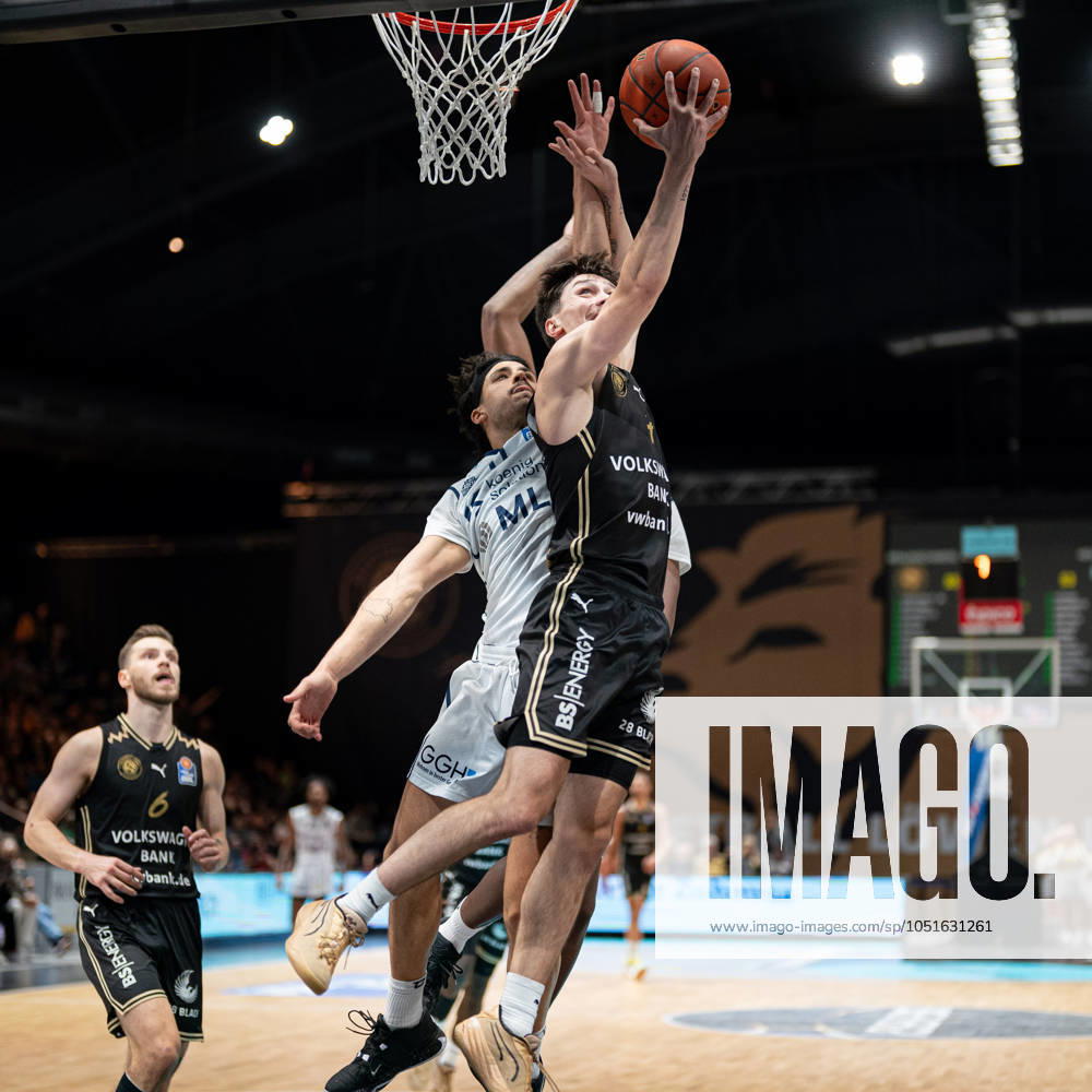 Gian Aydinoglu (Nr. 4 Basketball Loewen Braunschweig) am Korb GER, Basketball Loewen Braunschweig gegen MLP Academics Heidelberg, Basketball, easy credit BBL, Spielzeit 2024 25, 05.10.2024 GER, Basketball Loewen Braunschweig gegen MLP Academics Heidelberg, Basketball, easy credit BBL, Spielzeit 2024 25, 05.10.2024 Braunschweig