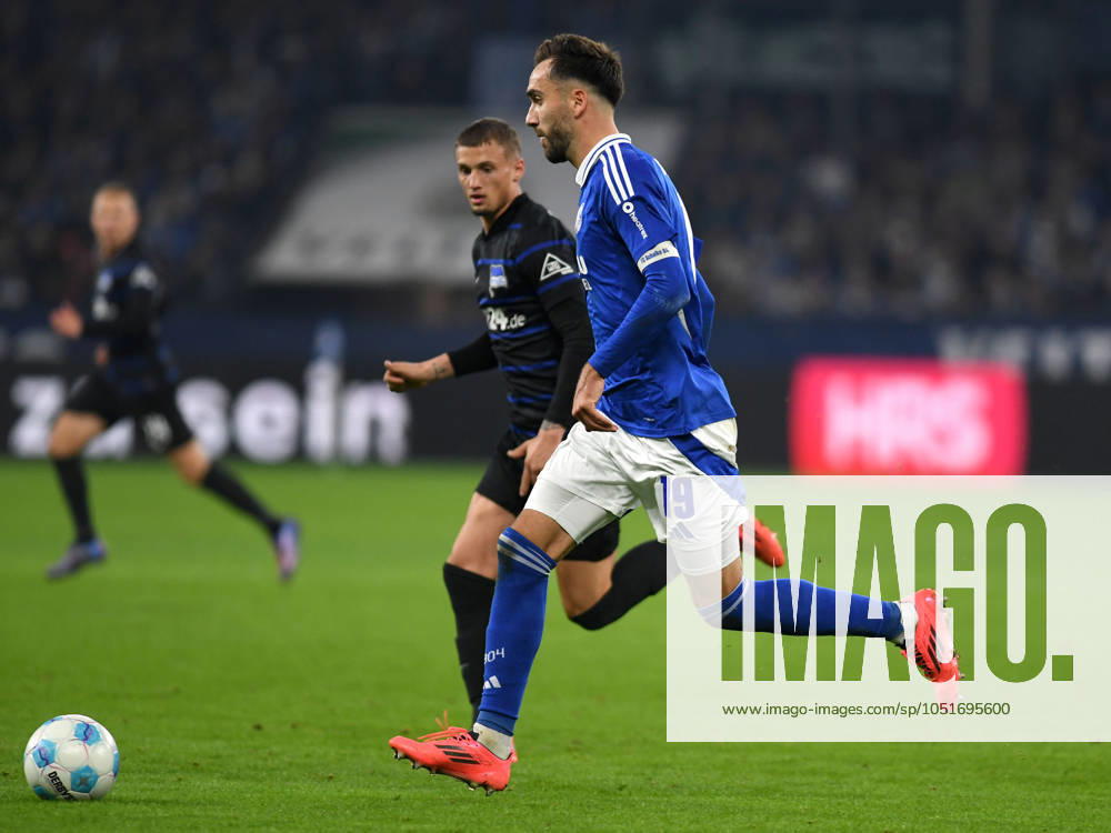 Kenan Karaman (FC Schalke 04) in Aktion, am Ball, Einzelaktion waehrend des Spiels der 2. Bundesliga zwischen FC Schalke 04 und Hertha BSC Berlin in der Veltins-Arena am 05. October 2024 in Gelsenkirchen, Deutschland. (Foto von Ralf Treese DeFodi Images) +++ Kenan Karaman (FC Schalke 04) controls the ball during the 2. Bundesliga match between FC Schalke 04 and Hertha BSC at Veltins-Arena on October 5, 2024 in Gelsenkirchen, Germany. (Photo by Ralf Treese DeFodi Images) DFB DFL REGULATIONS PROHIBIT ANY USE OF PHOTOGRAPHS AS IMAGE SEQUENCES AND OR QUASI-VIDEO. Defodi-521_S04BSC20241005_068