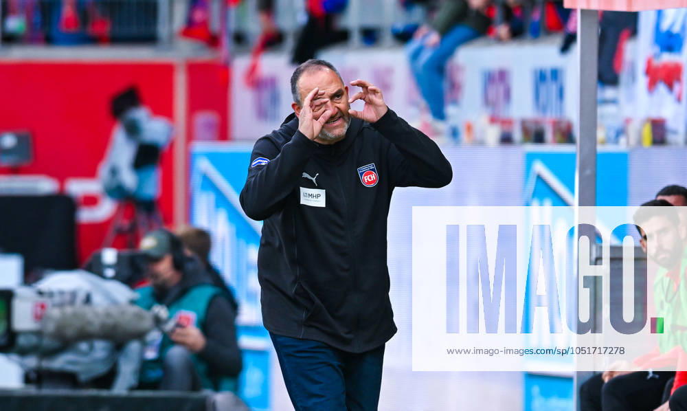 Trainer Frank Schmidt (1. FC Heidenheim) gestikuliert, Bundesliga, 1. FC Heidenheim v RB Leipzig, Voith-Arena am 06. October 2024 in Heidenheim, Deutschland. (Foto von Silas Schueller DeFodi Images) Trainer Frank Schmidt (1. FC Heidenheim) gestures, Bundesliga, 1. FC Heidenheim v RB Leipzig, Voith Arena on October 6, 2024 in Heidenheim, Germany. (Photo by Silas Schueller DeFodi Images) DFL regulations prohibit any use of photographs as image sequences and or quasi-video. Defodi-738_738_HEIRBL_20241006_209