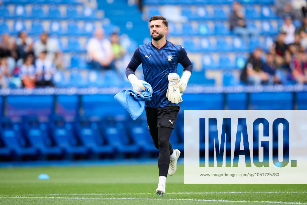 Antonio Sivera of Deportivo Alaves warms up prior to the LaLiga EA Sports match between Deportivo Alaves and FC Barcelona, Barca at Mendizorrotza on October 6, 2024, in Vitoria, Spain. Vitoria SPAIN - ZUMAa181 20241006_zaa_a181_194