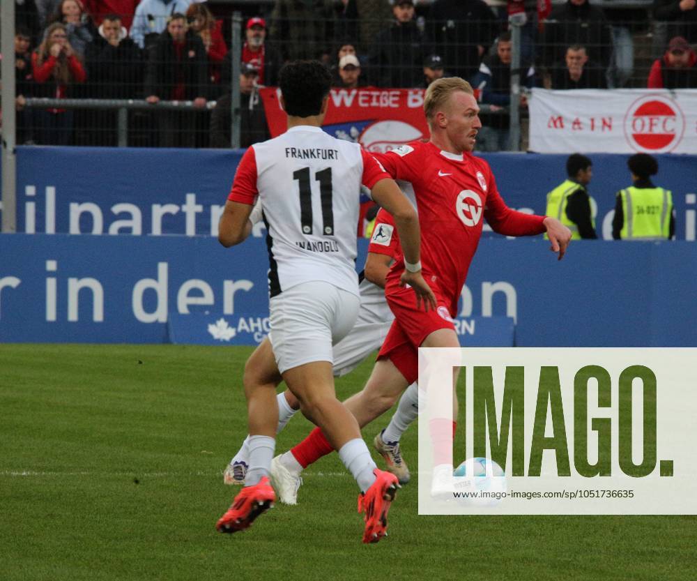 Frankfurt am Main, PSD Bank Arena Regionalliga Südwest Saison 2024 2025 Eintracht Frankfurt II - Kickers Offenbach (OFC) Ron Berlinski (21, OFC) gegen Kaan Inanoglu (11, Eintracht Frankfurt II)