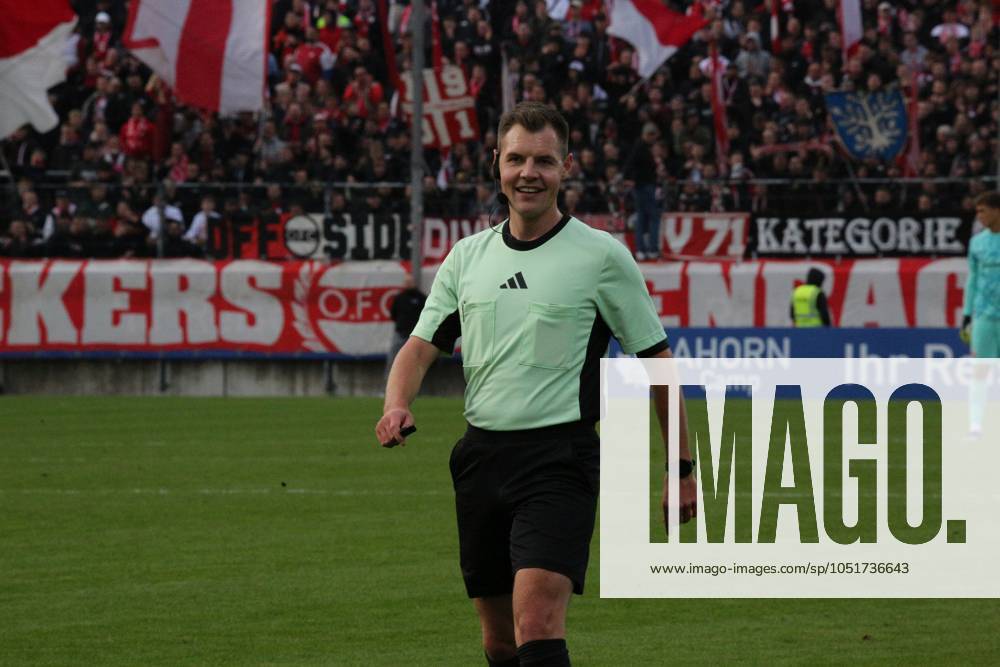 Frankfurt am Main, PSD Bank Arena Regionalliga Südwest Saison 2024 2025 Eintracht Frankfurt II - Kickers Offenbach (OFC) SChiedsrichter Lucas Heim