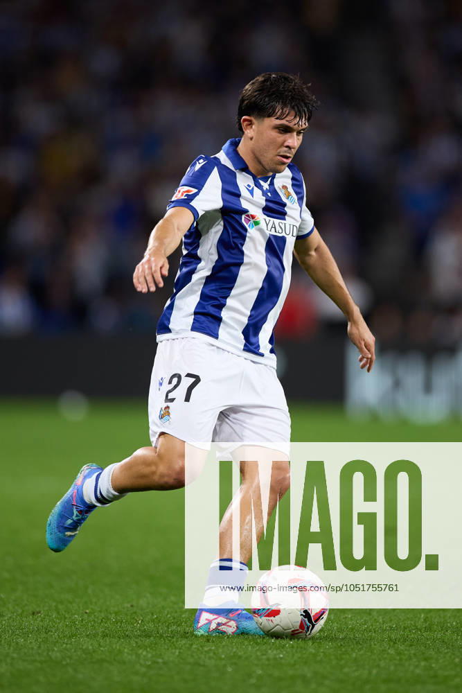 Jon Aramburu of Real Sociedad in action during the LaLiga EA Sports match between Real Sociedad and Atletico de Madrid at Reale Arena on October 6, 2024, in San Sebastian, Spain. San Sebastian SPAIN - ZUMAa181 20241006_zaa_a181_305