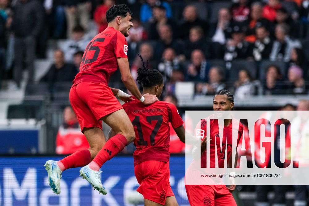 Aleksandar Pavlovic (FC Bayern Muenchen, 45), Serge Gnabry (FC Bayern Muenchen, 07) und Michael Olise (FC Bayern Muenchen, 17) bejubeln das Tor zum 2:3, GER, Eintracht Frankfurt vs. FC Bayern Muenchen, Fussball, 1. Bundesliga, 6. Spieltag, Spielzeit 2024 2025, 06.10.2024. DFL REGULATIONS PROHIBIT ANY USE OF PHOTOGRAPHS as IMAGE SEQUENCES and or QUASI-VIDEO. GER, Eintracht Frankfurt vs. FC Bayern Muenchen, Fussball, 1. Bundesliga, 6. Spieltag, Spielzeit 2024 2025, 06.10.2024. Frankfurt
