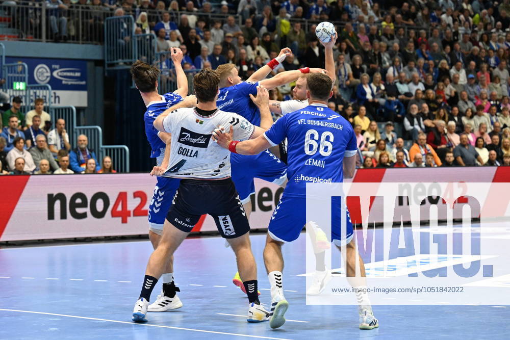 Simon Pytlick (SG Flensburg-Handewitt 2) und Johannes Golla (SG Flensburg-Handewitt 4) werden von Ellidi Vidarsson (VfL Gummersbach 4), Stepan Zeman (VfL Gummersbach 66) und Miro Schluroff (VfL Gummersbach 15) abgeblockt VfL Gummersbach vs. SG Flensburg Handewitt, Handball, Daikin 1. Bundesliga, 5. Spieltag, Spielzeit 2024-2025, Schwalbe Arena Gummersbach, 06.10.2024 VfL Gummersbach vs. SG Flensburg Handewitt, Handball, Daikin 1. Bundesliga, 5. Spieltag, Spielzeit 2024-2025, Schwalbe Arena Gummersbach, 06.10.2024 Gummersbach