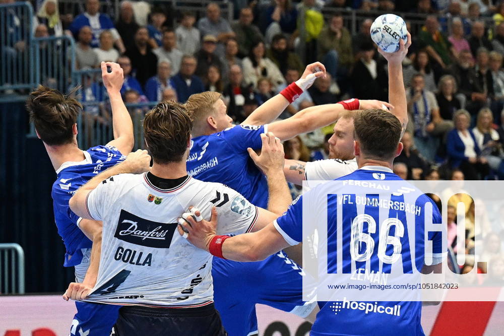 Simon Pytlick (SG Flensburg-Handewitt 2) und Johannes Golla (SG Flensburg-Handewitt 4) werden von Ellidi Vidarsson (VfL Gummersbach 4), Stepan Zeman (VfL Gummersbach 66) und Miro Schluroff (VfL Gummersbach 15) hart angegangen VfL Gummersbach vs. SG Flensburg Handewitt, Handball, Daikin 1. Bundesliga, 5. Spieltag, Spielzeit 2024-2025, Schwalbe Arena Gummersbach, 06.10.2024 VfL Gummersbach vs. SG Flensburg Handewitt, Handball, Daikin 1. Bundesliga, 5. Spieltag, Spielzeit 2024-2025, Schwalbe Arena Gummersbach, 06.10.2024 Gummersbach