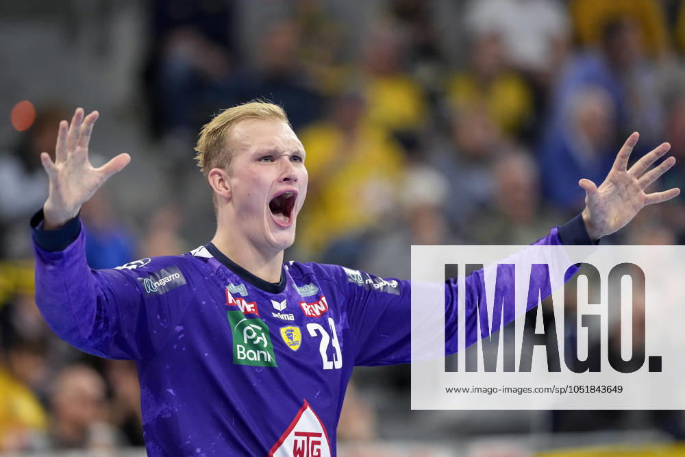 David Späth (Torwart, RNL, 29), Einzelbild, Einzelfoto, Aktion, Action, Jubel, jubeln, jubelt, celebration, Freude, freuen, freut sich, zuversichtlich, optimistisch, positiv, Spielszene, 07.10.2024, Mannheim (Deutschland), Handball, Bundesliga, Rhein-Neckar Löwen - Handball Verein Hamburg