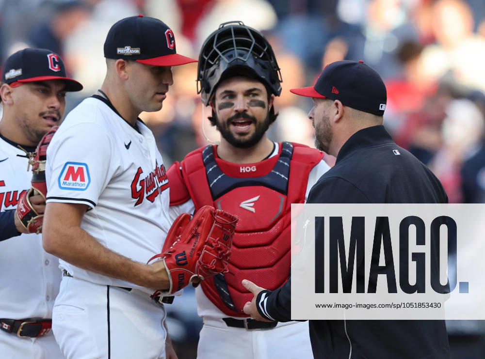 Cleveland Guardians manager Stephen Vogt relieves starting pitcher Matthew Boyd in the fifth inning against the Detroit Tigers in game two of the MLB, Baseball Herren, USA ALDS at Progressive Field in Cleveland on Monday, October 7, 2024. Boyd had five strikeouts and a shutout through 4.2 innings. CLE20241007818 AARONxJOSEFCZYK