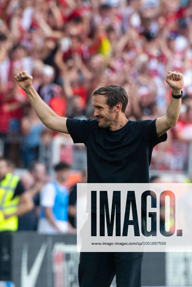 Julian Schuster (SC Freiburg, Trainer) jubelt ueber den Sieg, GER, SC Freiburg (SCF) vs VfB Stuttgart (VFB), Fussball Bundesliga, 1. Spieltag, Saison 2024 2025, 24.08.2024 DFB DFL regulations prohibit any use of photographs as image sequences and or quasi-video GER, SC Freiburg (SCF) vs VfB Stuttgart (VFB), Fussball Bundesliga, 1. Spieltag, Saison 2024 2025, 24.08.2024 Freiburg
