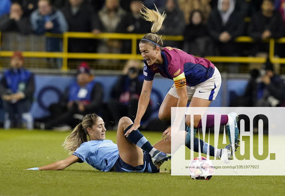 Manchester, England, 9th October 2024. Alexia Putellas of Barcelona (R) is challenged by Laia Aleixandri of Manchester City during the UEFA Womens Champions League match at the Academy Stadium, Manchester. Picture credit should read: Andrew Yates Sportimage . SPI-3368-0007