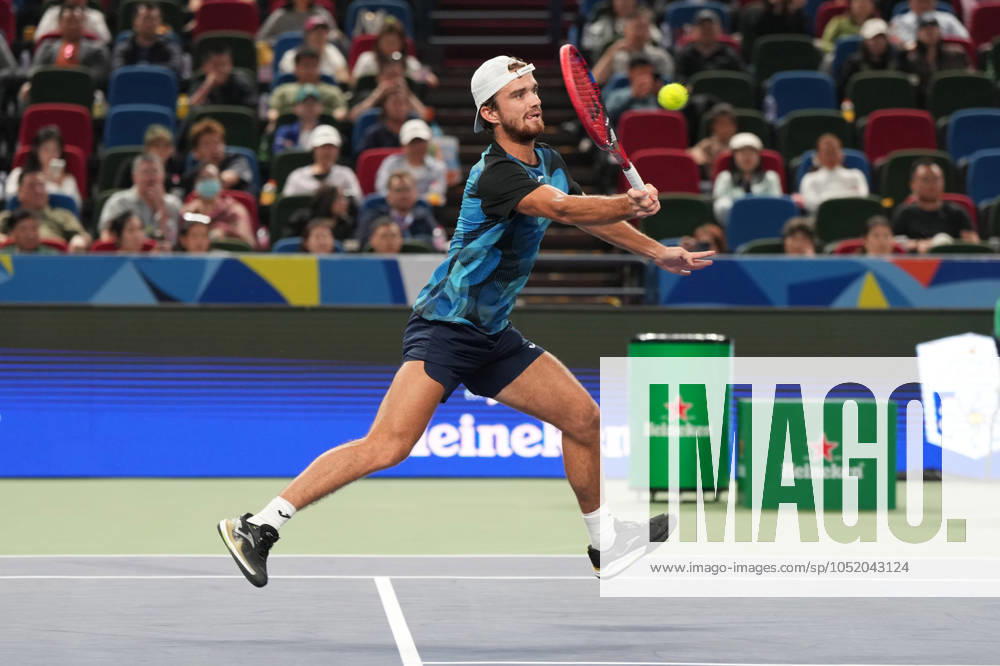 (241010) -- SHANGHAI, Oct. 10, 2024 -- Tomas Machac hits a return during the men s singles quarterfinal match between Carlos Alcaraz of Spain and Tomas Machac of the Czech Republic at the ATP, Tennis Herren World Tour Shanghai Masters tennis tournament in Shanghai, east China, Oct. 10, 2024. ) (SP)CHINA-SHANGHAI-TENNIS-ATP TOUR-SHANGHAI MASTERS(CN) XuxYanan
