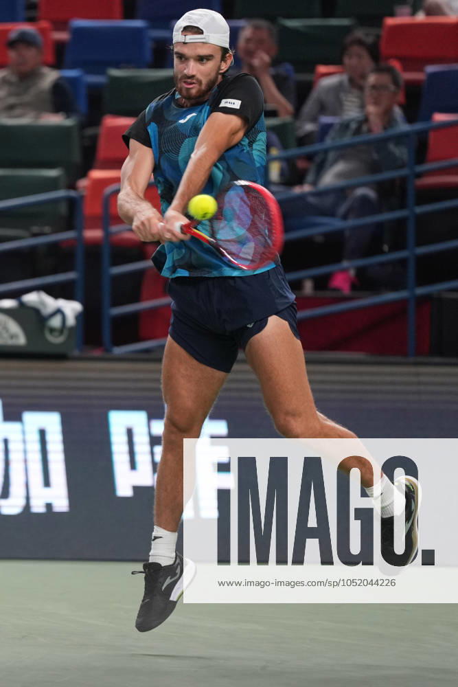 (241010) -- SHANGHAI, Oct. 10, 2024 -- Tomas Machac hits a return during the men s singles quarterfinal match between Carlos Alcaraz of Spain and Tomas Machac of the Czech Republic at the ATP, Tennis Herren World Tour Shanghai Masters tennis tournament in Shanghai, east China, Oct. 10, 2024. ) (SP)CHINA-SHANGHAI-TENNIS-ATP TOUR-SHANGHAI MASTERS(CN) XuxYanan