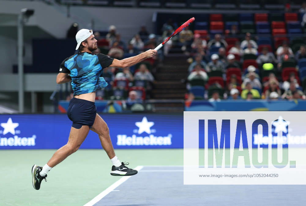 (241010) -- SHANGHAI, Oct. 10, 2024 -- Tomas Machac hits a return during the men s singles quarterfinal match between Carlos Alcaraz of Spain and Tomas Machac of the Czech Republic at the ATP, Tennis Herren World Tour Shanghai Masters tennis tournament in Shanghai, east China, Oct. 10, 2024. ) (SP)CHINA-SHANGHAI-TENNIS-ATP TOUR-SHANGHAI MASTERS(CN) BaixXuefei
