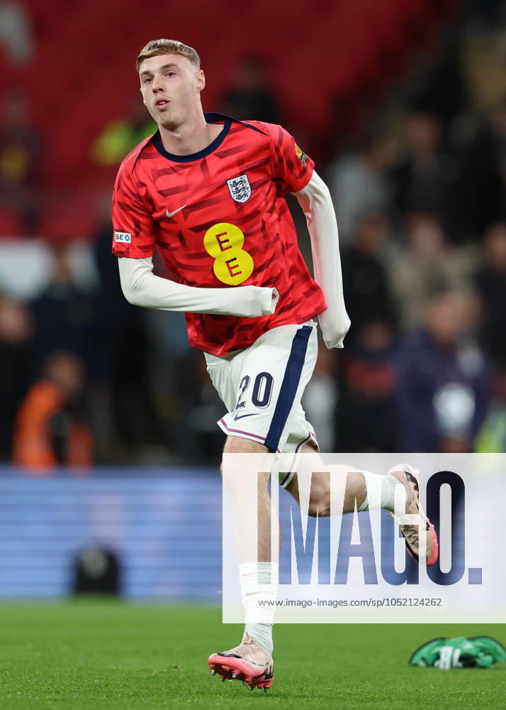 London, England, 10th October 2024. Cole Palmer of England warms up before the UEFA Nations League match at Wembley Stadium, London. Picture credit should read: Paul Terry Sportimage . SPI-3369-0067