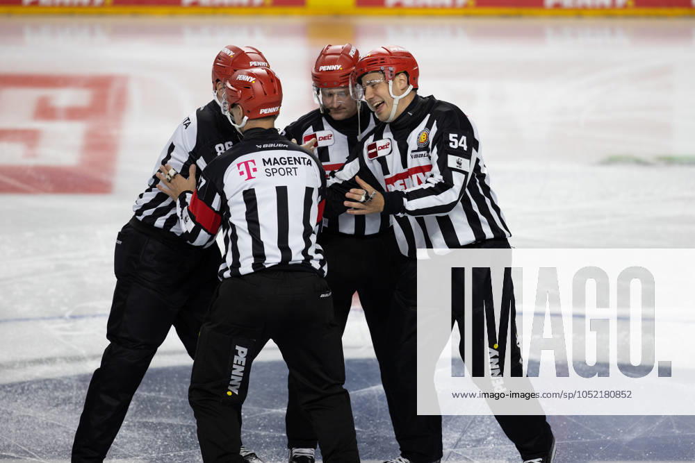 PENNY DEL 1; Kölner Haie - Schwenninger Wild Wings; Köln, 11.10.2024 Bastian Steingroß (Schiedsrichter, 27); Marian Rohatsch (Schiedsrichter, 7); Jan-Philipp Priebsch (Linesmen, 54); Tom Giesen (Linesmen, 86); PENNY DEL 1; Kölner Haie - Schwenninger Wild Wings am 11.10.2024 in der Lanxess Arena in Köln (Deutschland).