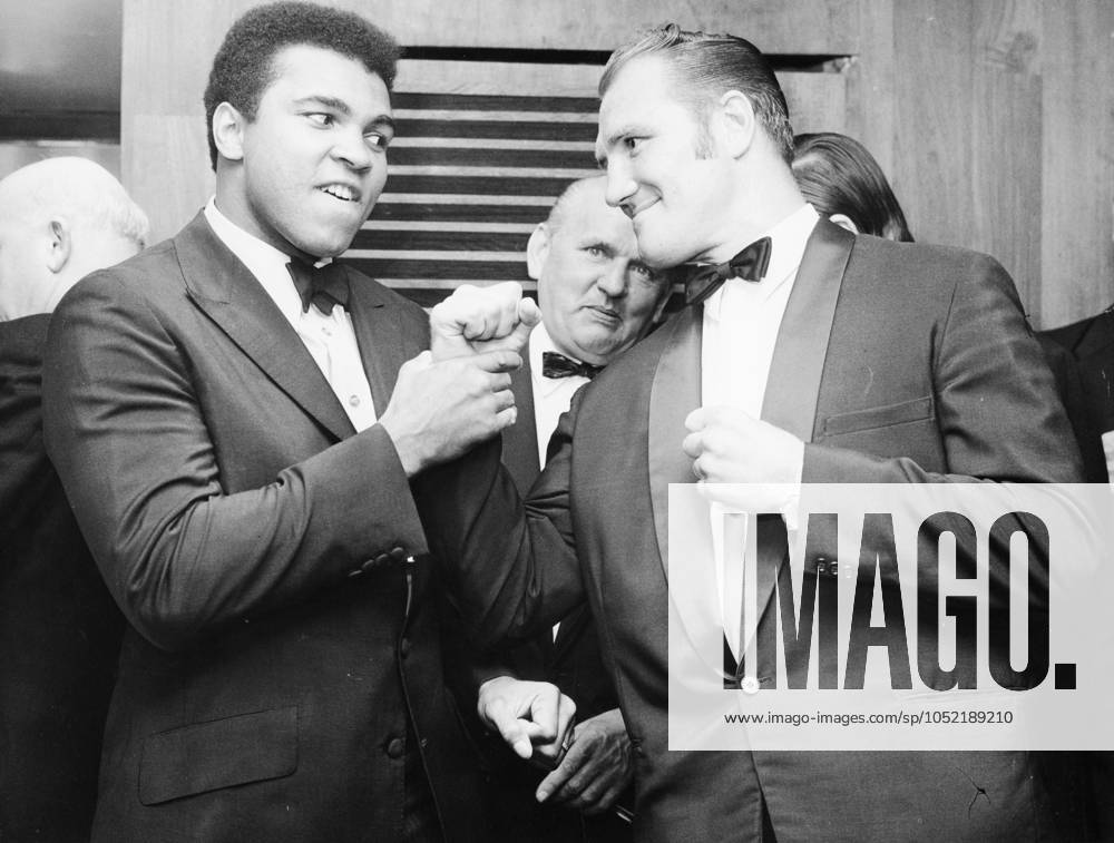 CASSIUS CLAY (Muhammed Ali), former World Heavyweight Champion, who was a guest of honor at last nights boxing bill at the World Sporting Club, London, shapes up to JACK BODELL, the British and Empire Heavyweight champion. Muhammed Ali appeared by kind permission of Ovaltine who have sponsored his trip to England, Nigeria, etc. London United Kingdom - ZUMAk09_ 19711019_jtc_k09_754