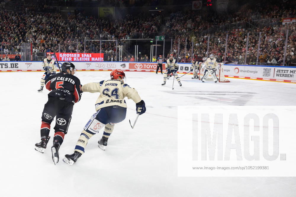 PENNY DEL 1; Kölner Haie - Schwenninger Wild Wings; Köln, 11.10.2024 Robin van Calster (Kölner Haie, 5); Banjamin Marshall (Schwenninger Wild Wings, 54); PENNY DEL 1; Kölner Haie - Schwenninger Wild Wings am 11.10.2024 in der Lanxess Arena in Köln (Deutschland).