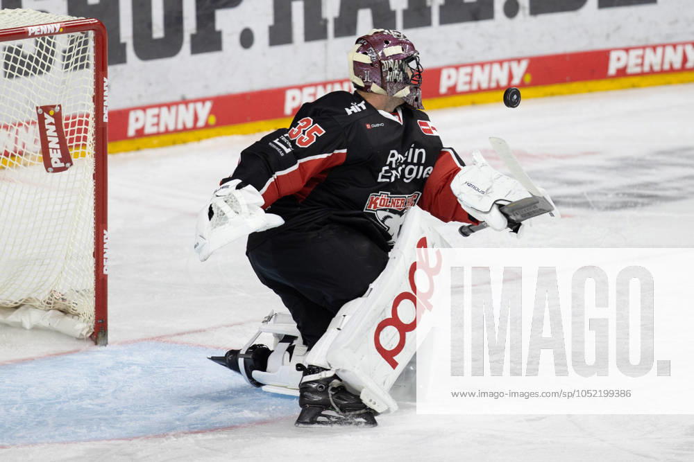 PENNY DEL 1; Kölner Haie - Schwenninger Wild Wings; Köln, 11.10.2024 Julius Hudacek (Kölner Haie, 35); PENNY DEL 1; Kölner Haie - Schwenninger Wild Wings am 11.10.2024 in der Lanxess Arena in Köln (Deutschland).