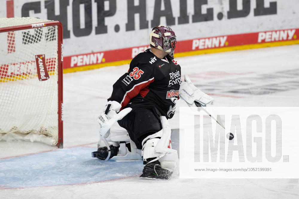 PENNY DEL 1; Kölner Haie - Schwenninger Wild Wings; Köln, 11.10.2024 Julius Hudacek (Kölner Haie, 35); PENNY DEL 1; Kölner Haie - Schwenninger Wild Wings am 11.10.2024 in der Lanxess Arena in Köln (Deutschland).