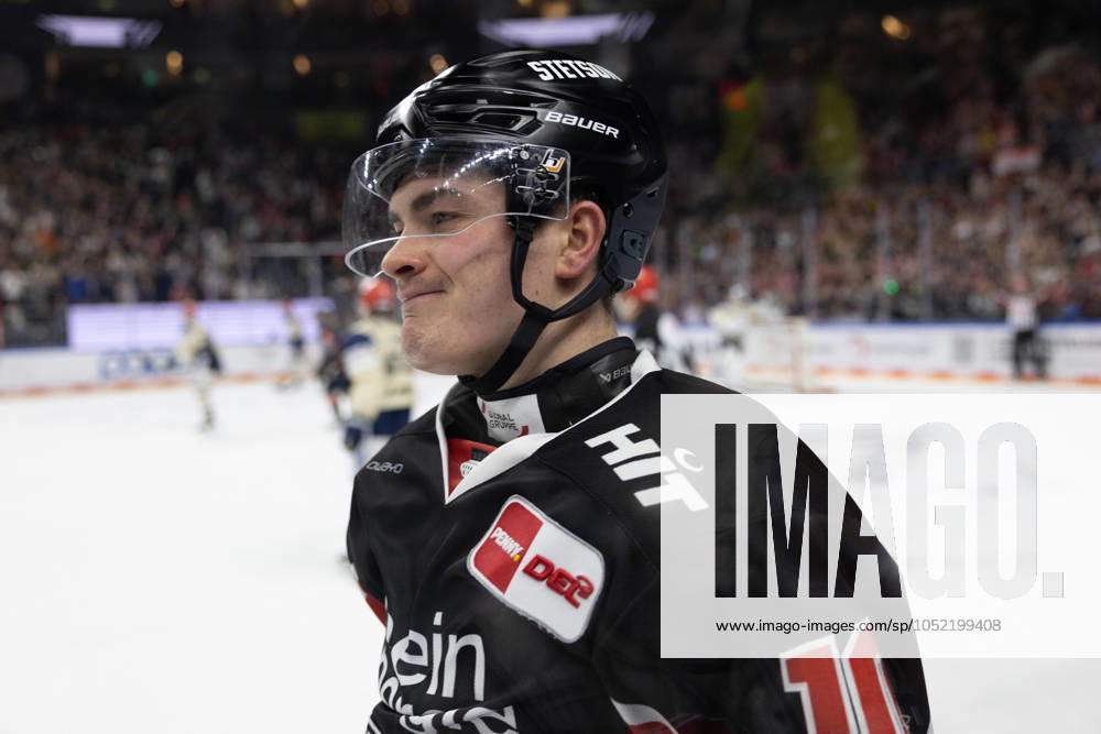 PENNY DEL 1; Kölner Haie - Schwenninger Wild Wings; Köln, 11.10.2024 Justin Schütz (Kölner Haie, 10); PENNY DEL 1; Kölner Haie - Schwenninger Wild Wings am 11.10.2024 in der Lanxess Arena in Köln (Deutschland).