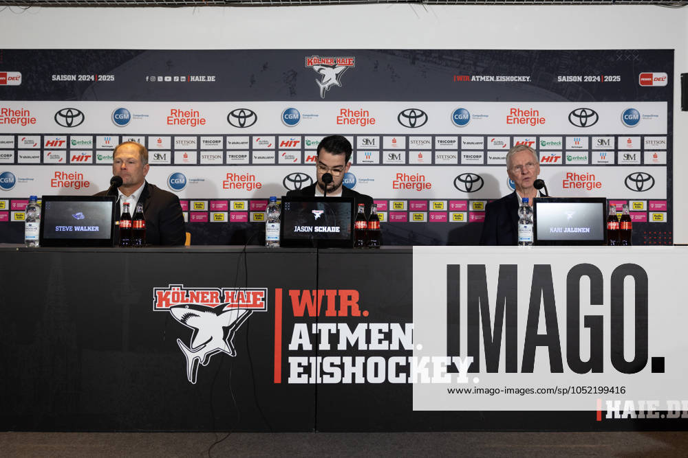 PENNY DEL 1; Kölner Haie - Schwenninger Wild Wings; Köln, 11.10.2024 Steve Walker (Schwenninger Wild Wings, Trainer); Jason Sschade; Kari Jalonen (Kölner Haie, Trainer); PENNY DEL 1; Kölner Haie - Schwenninger Wild Wings am 11.10.2024 in der Lanxess Arena in Köln (Deutschland).