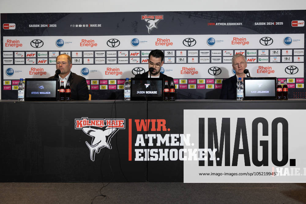 PENNY DEL 1; Kölner Haie - Schwenninger Wild Wings; Köln, 11.10.2024 Steve Walker (Schwenninger Wild Wings, Trainer); Jason Sschade; Kari Jalonen (Kölner Haie, Trainer); PENNY DEL 1; Kölner Haie - Schwenninger Wild Wings am 11.10.2024 in der Lanxess Arena in Köln (Deutschland).