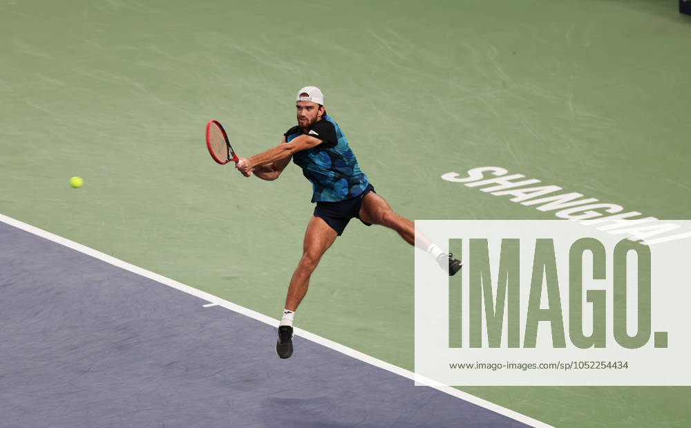 (241012) -- SHANGHAI, Oct. 12, 2024 -- Tomas Machac hits a return during the men s singles semifinal match between Jannik Sinner of Italy and Tomas Machac of the Czech Republic at the ATP, Tennis Herren World Tour Shanghai Masters tennis tournament in Shanghai, east China, Oct. 12, 2024. ) (SP)CHINA-SHANGHAI-TENNIS-ATP TOUR-SHANGHAI MASTERS(CN) WangxXiang