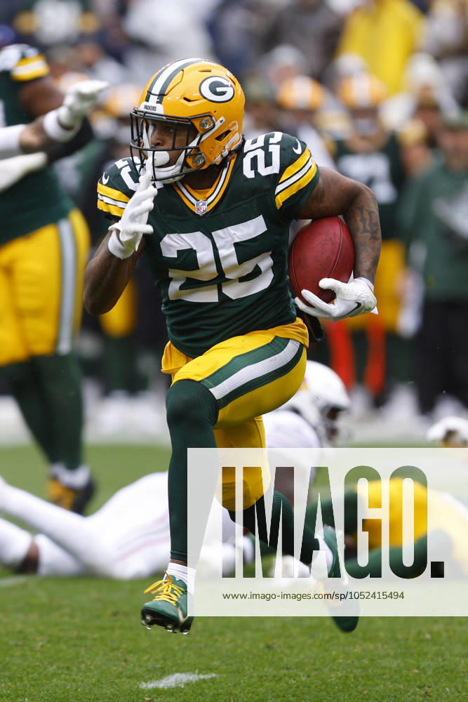 GREEN BAY, WI - OCTOBER 13: Green Bay Packers cornerback Keisean Nixon (25) returns a kick during a game between the Green Bay Packers and the Arizona Cardinals at Lambeau Field on October 13, 2024 in Green Bay, WI. (Photo by Larry Radloff Icon Sportswire) NFL, American Football Herren, USA OCT 13 Cardinals at Packers Icon02410132602
