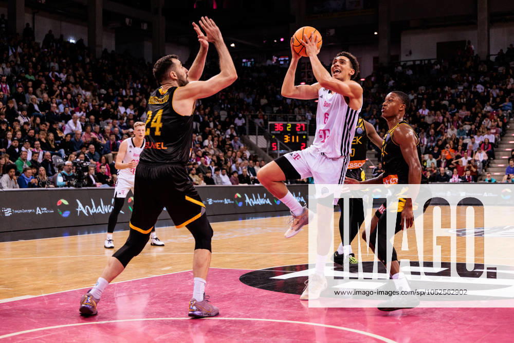 Basketball Champions League, Telekom Baskets Bonn vs. AEK Betsson BC, 15.10.2024 Ioannis Kouzeloglou (AEK Betsson BC, 24), Angelo Allegri (Telekom Baskets Bonn, 6) im Wurf Basketball Champions League, Telekom Baskets Bonn vs. AEK Betsson BC, Bonn, Telekom Dome am 15.10.2024