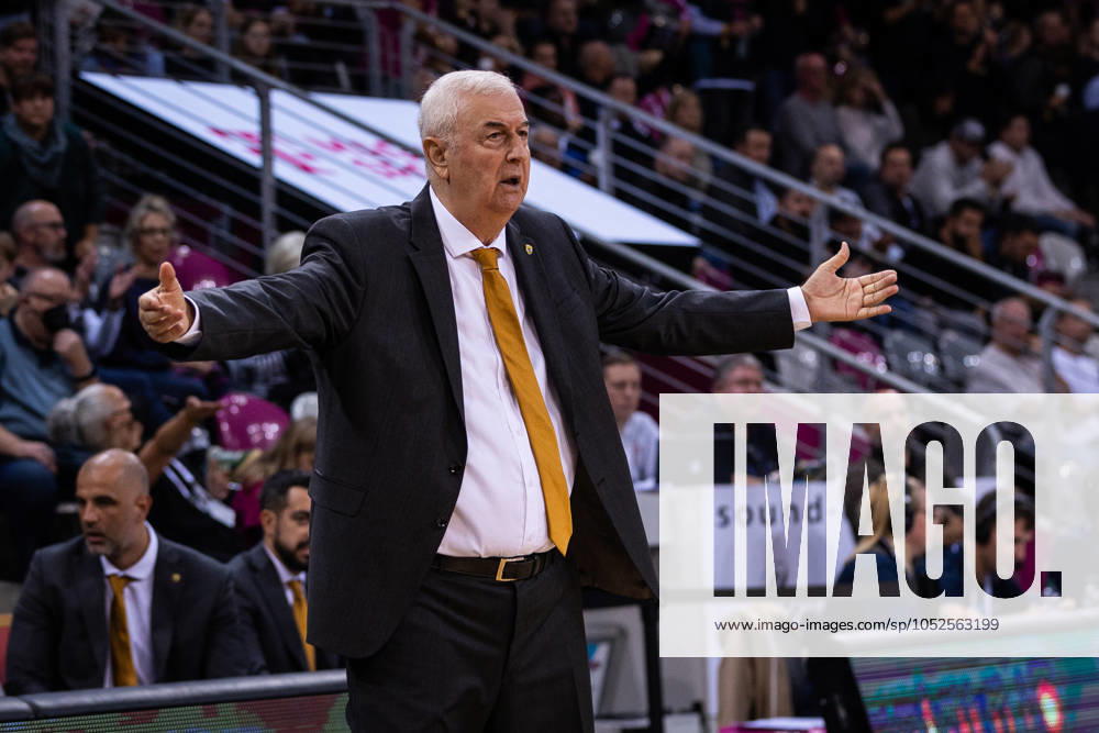 Basketball Champions League, Telekom Baskets Bonn vs. AEK Betsson BC, 15.10.2024 Dragan Sakola (Headcoach AEK Bettson Athen) ist ungehalten -- Basketball Champions League, Telekom Baskets Bonn vs. AEK Betsson BC, 15.10.2024, Telekom Dome, Bonn
