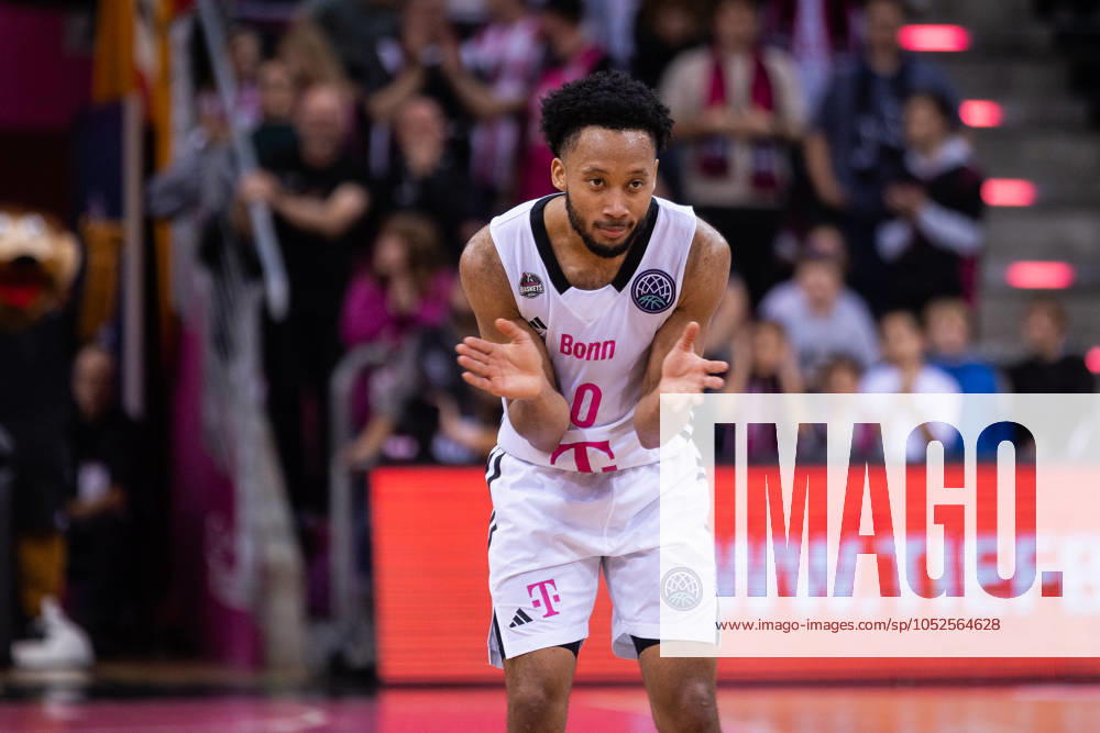 Basketball Champions League, Telekom Baskets Bonn vs. AEK Betsson BC, 15.10.2024 Darius McGhee (Telekom Baskets Bonn 0) applaudiert sich selbst zu seiner Leistung -- Basketball Champions League, Telekom Baskets Bonn vs. AEK Betsson BC, 15.10.2024, Telekom Dome, Bonn